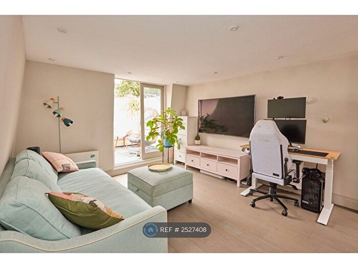 1 Bedroom Flat To Rent In Oakmead Road, London, SW12