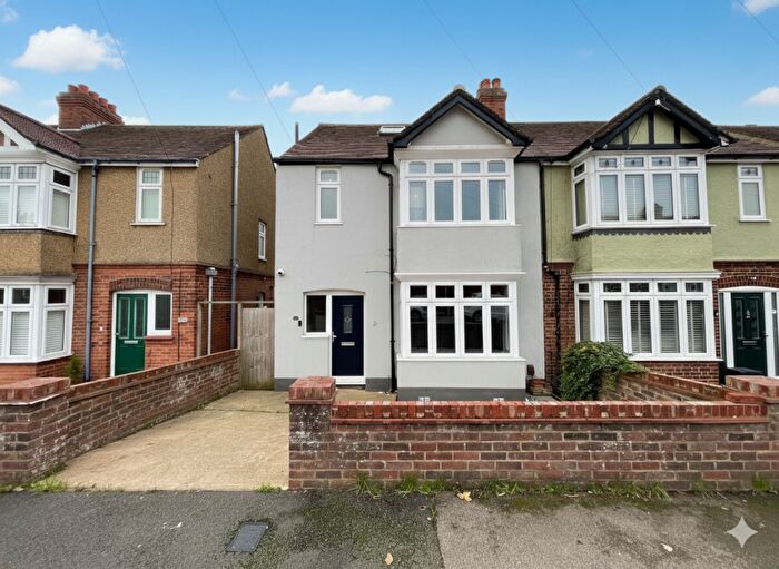 4 Bedroom Semi Detached House For Sale In Devon Road, Luton, Bedfordshire, LU2