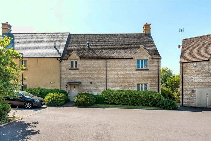 2 Bedroom Flat To Rent In Cross Close, Cirencester, GL7