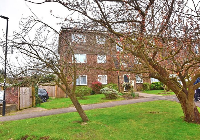 2 Bedroom Flat For Sale In Freshfield Drive, Southgate, N14