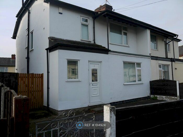 3 Bedroom Semi-Detached House To Rent In The Quadrant, Droylsden, M43