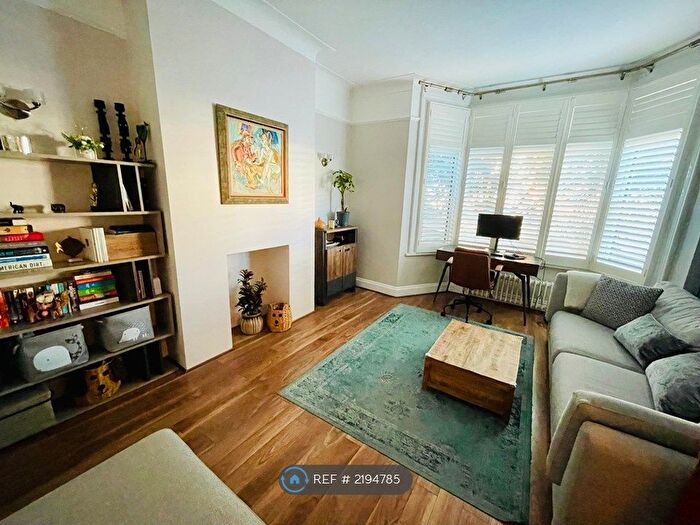 3 Bedroom Flat To Rent In Brownhill Road, London, SE6