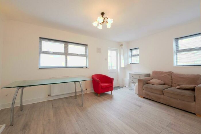 2 Bedroom Apartment To Rent In Rectory Road, Stoke Newington, N16