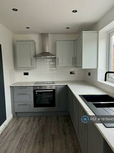 3 Bedroom Semi-Detached House To Rent In Sunnyside Road, Droylsden, Manchester, M43