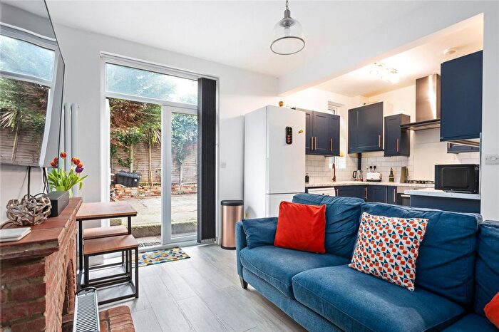 4 Bedroom Detached House To Rent In Fishponds Road, London, SW17