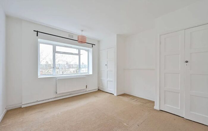 3 Bedroom Flat To Rent In Gap Road, London, SW19
