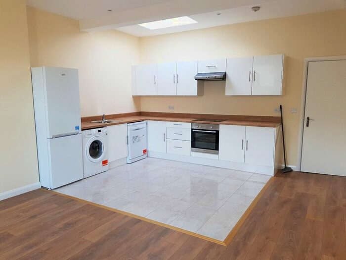 2 Bedroom Flat To Rent In High Street, Hounslow, TW3