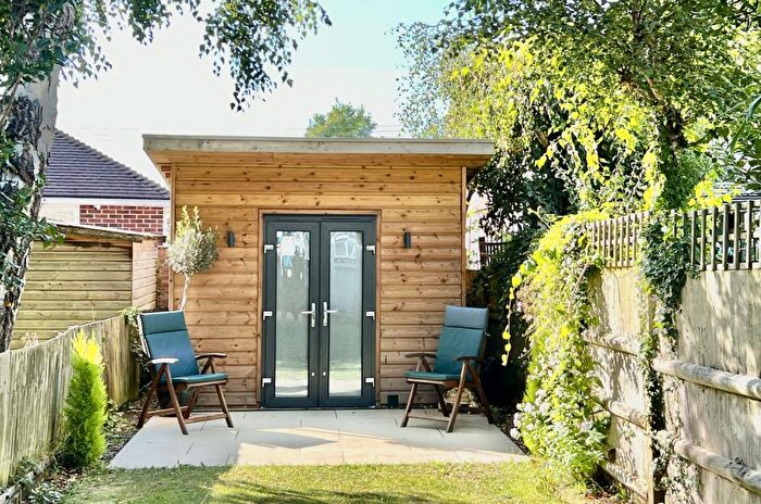 2 Bedroom Cottage For Sale In Kingsbury Lane, Ringwood, BH24
