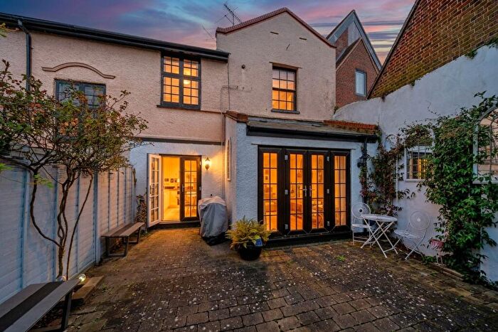 2 Bedroom Mews For Sale In High Street, Windsor, SL4