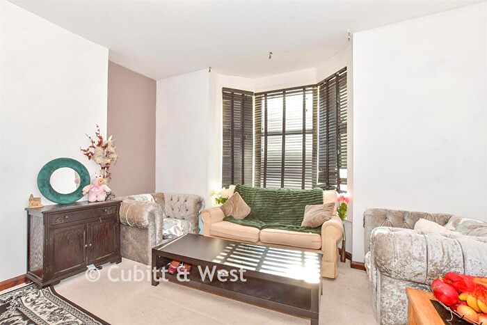 3 Bedroom End Of Terrace House For Sale In Powerscourt Road, Portsmouth, Hampshire, PO2