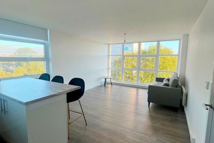 2 Bedroom Flat To Rent In Oldham Road, Manchester, Greater Manchester, M40