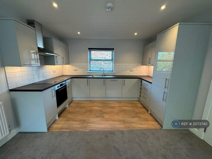 2 Bedroom Flat To Rent In Chesters Place, Tilehurst, Reading, RG31