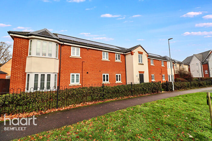 2 Bedroom Flat For Sale In Robins Path, Benfleet, SS7