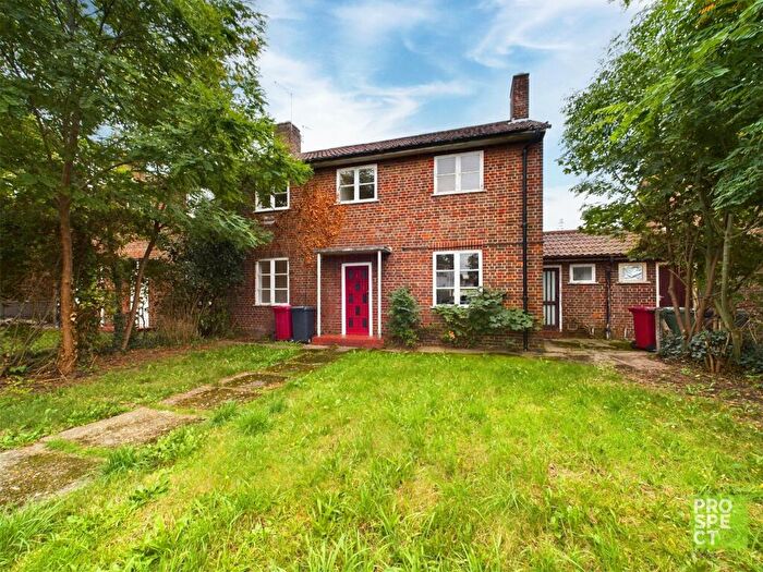 3 Bedroom Terraced House To Rent In Tuns Lane, Slough, Berkshire, SL1