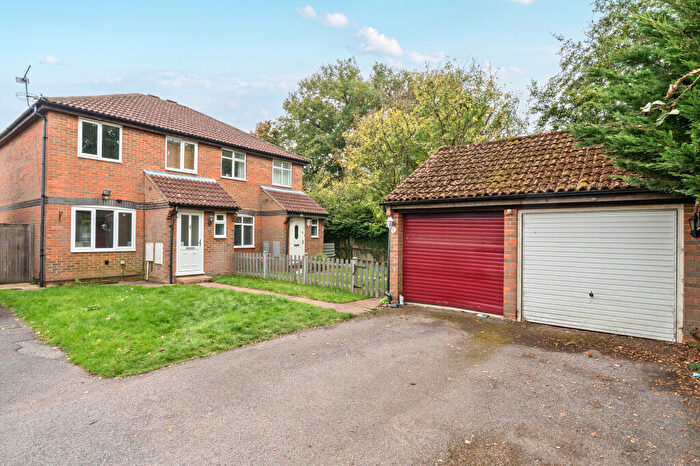 3 Bedroom Semi-Detached House For Sale In Maskell Way, Farnborough, GU14