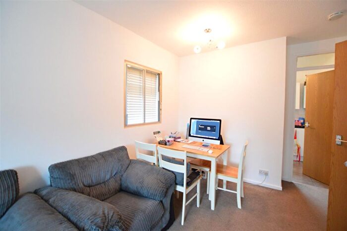 1 Bedroom Flat To Rent In Vicarage Way, Colnbrook, Slough, SL3
