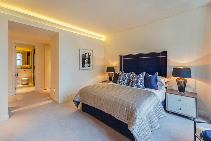 3 Bedroom Flat To Rent In Green Street, Mayfair, W1K
