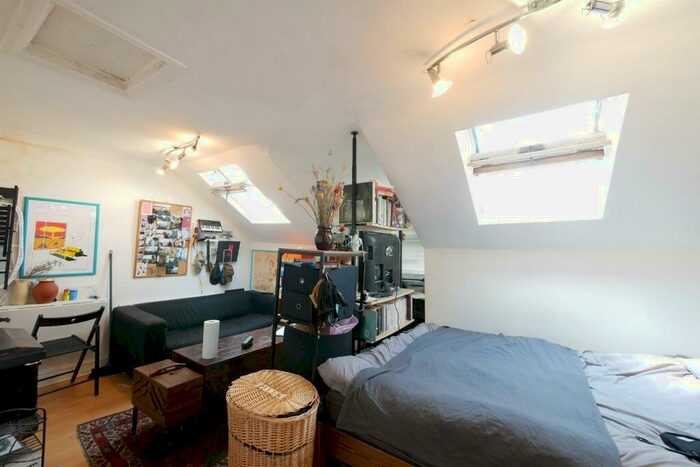 Studio To Rent In Somerfield Road, Finsbury Park, N4