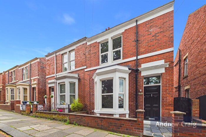 3 Bedroom Semi-Detached House For Sale In Coleridge Avenue, Low Fell, NE9