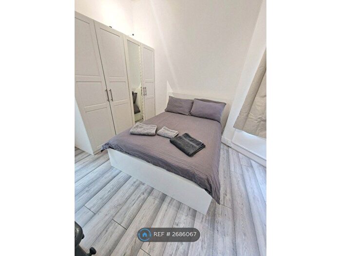 2 Bedroom Flat To Rent In Queens Road, London, SW19