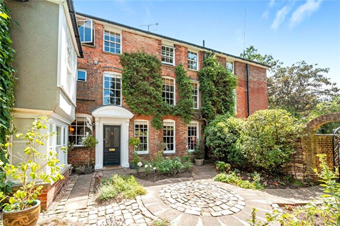 5 Bedroom Terraced House For Sale In Trunk Road, Farnborough, Hampshire, GU14