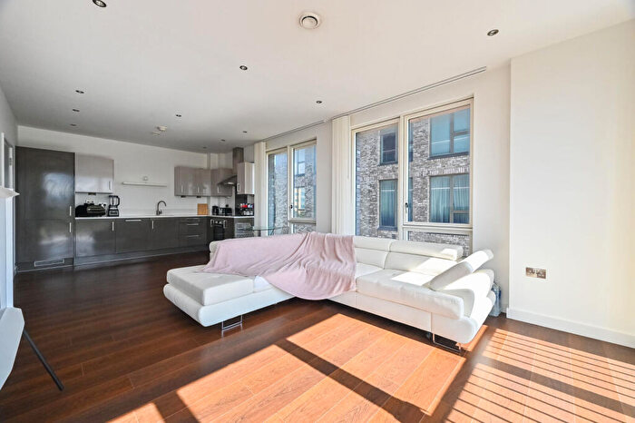 2 Bedroom Flat For Sale In Lock Side Way, Docklands, London, E16