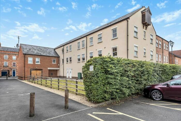 2 Bedroom Flat To Rent In Pine Street, Aylesbury HP19