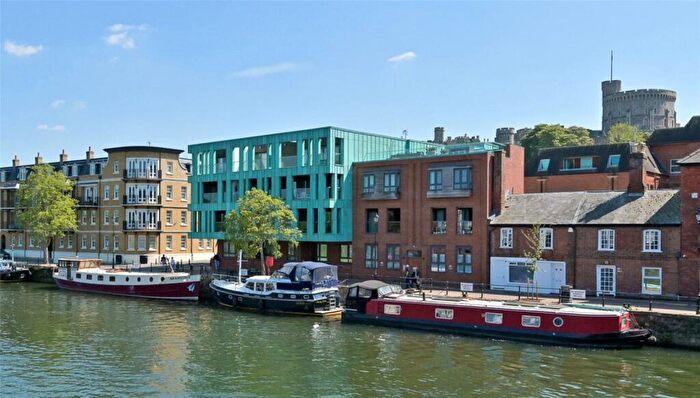 2 Bedroom Apartment For Sale In Farm Yard, Windsor, Berkshire, SL4