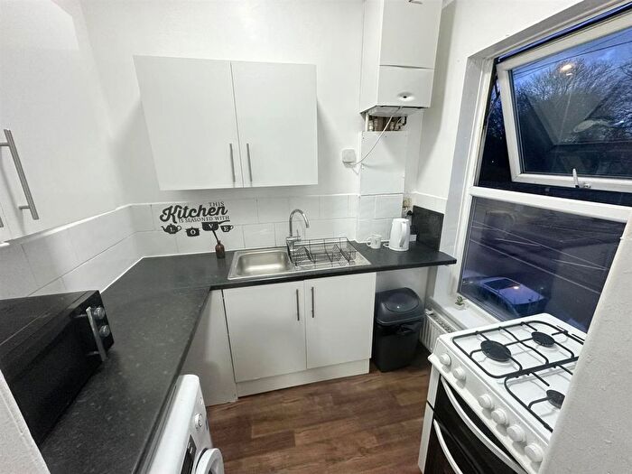 2 Bedroom Flat To Rent In Bloxwich Road, Walsall, WS2