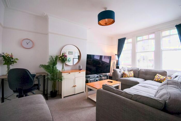 2 Bedroom Flat To Rent In Leighton Avenue, Leigh-On-Sea, SS9