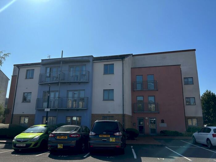 2 Bedroom Flat To Rent In Ty Cwmpas, Rhodfa'r Gwagenni, CF63