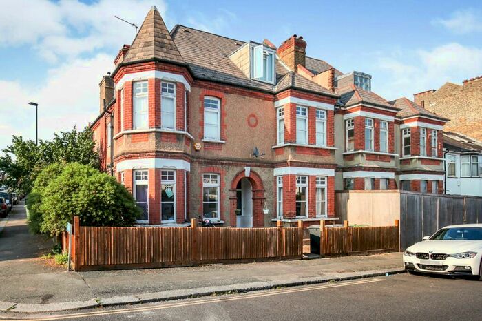 2 Bedroom Flat To Rent In Tredown Road, Sydenham, SE26