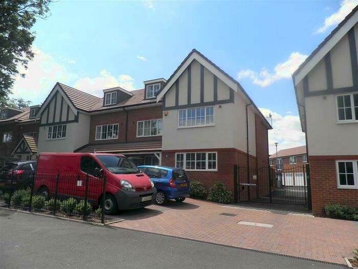 4 Bedroom Town House To Rent In Cuddington Avenue, Worcester Park, KT4