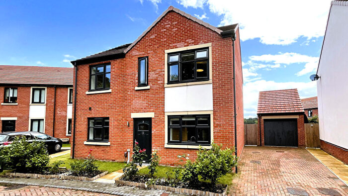 4 Bedroom Detached House To Rent In West Grove, West Park, Leeds, Yorkshire, LS16