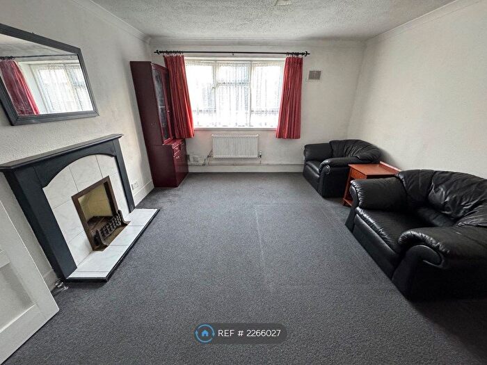 2 Bedroom Flat To Rent In Staines Road, Hounslow, TW4