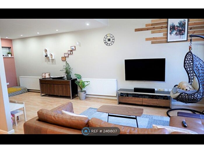 2 Bedroom Maisonette To Rent In Crown Place Apartments, London, SE16