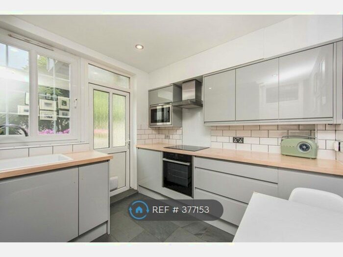 3 Bedroom Flat To Rent In Richmond Road, Twickenham TW1