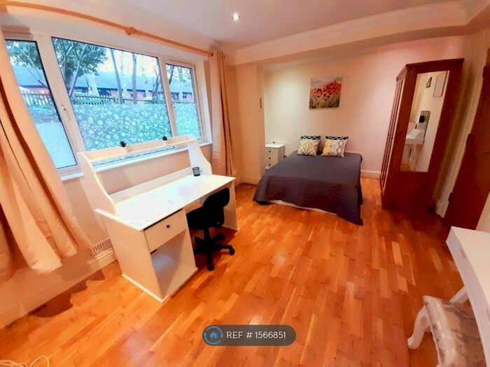 3 Bedroom Flat To Rent In The Lindens, London, W5