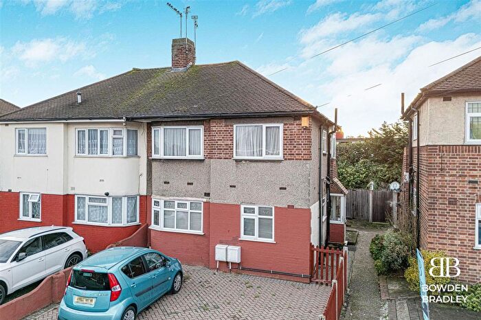 2 Bedroom Maisonette To Rent In Tomswood Hill, Ilford, IG6