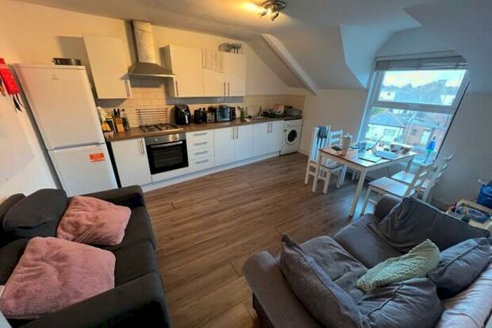 3 Bedroom Flat To Rent In Richmond Road - Cardiff, CF24