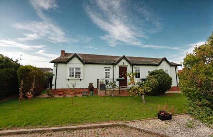 2 Bedroom Mobile Home For Sale In New Road, Clifton, SG17