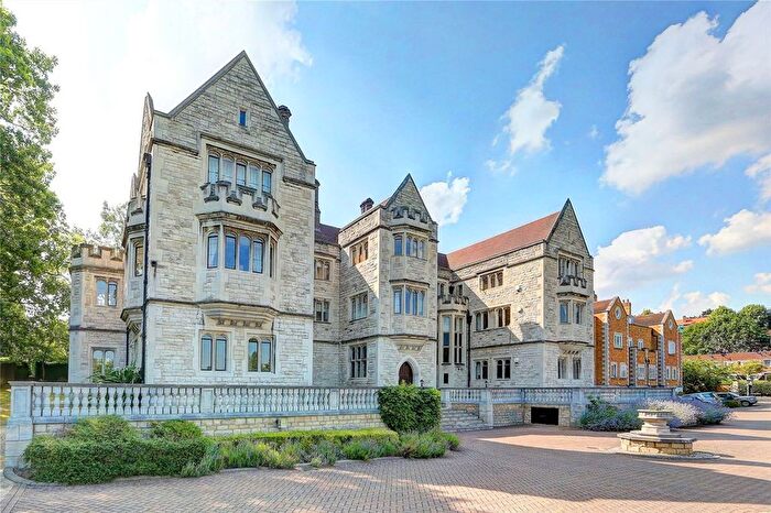 2 Bedroom Flat To Rent In Royal Close, Wimbledon, SW19