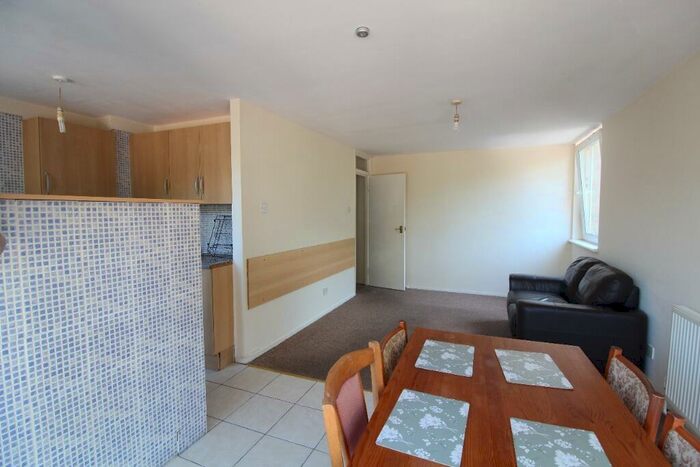 2 Bedroom Flat To Rent In Furze Hill, Hove, BN3