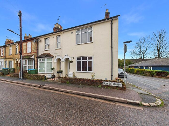 2 Bedroom End Of Terrace House For Sale In Albert Street, Aylesbury, Buckinghamshire, HP20