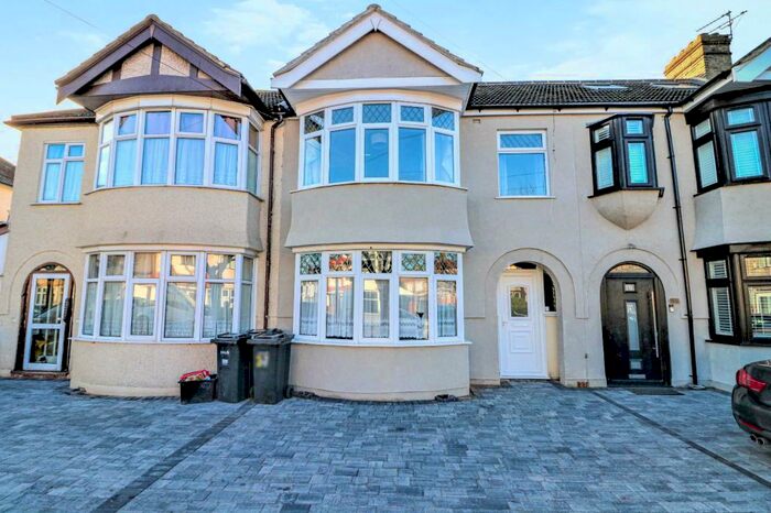 4 Bedroom House To Rent In Sydney Road, Ilford, IG6