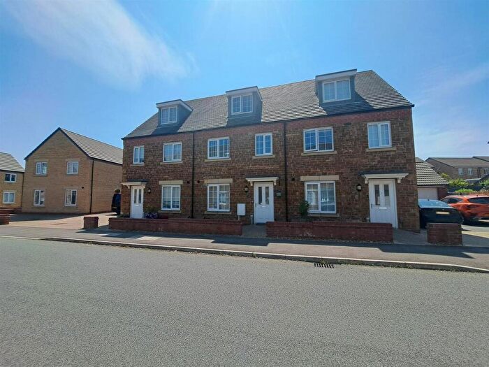 3 Bedroom Town House For Sale In Dragonfly Way, Pineham, Northampton, NN4