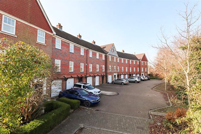 5 Bedroom Town House For Sale In Elvetham Crescent, Fleet, GU51