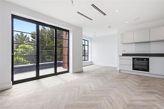 2 Bedroom Apartment To Rent In Brunswick Park Road, London, N11