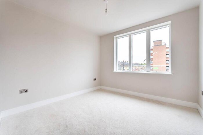 2 Bedroom Flat To Rent In Walworth Road, Elephant And Castle, London, SE17