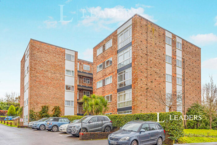 2 Bedroom Flat To Rent In Paddockhall Road, Haywards Heath, West Sussex, RH16